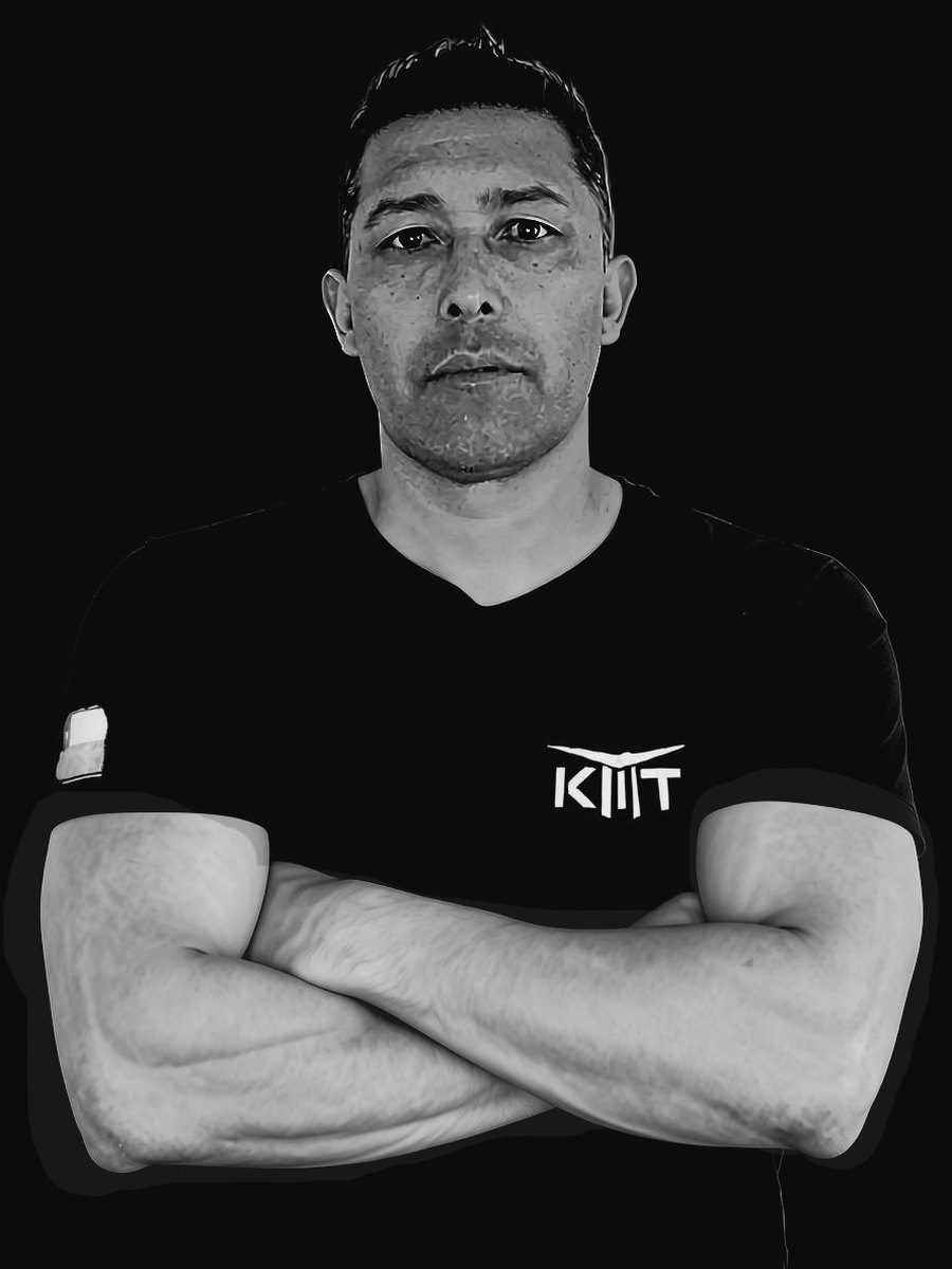 Juan Carlos Olivares, director tecnico de KMT Chile, de brazos cruzados con polera KMT.